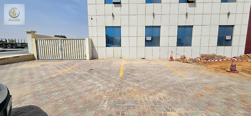 تُؤجَر مستودع كبير في المنطقة الصناعية الحديثة في أم القيوين63816451808385111
