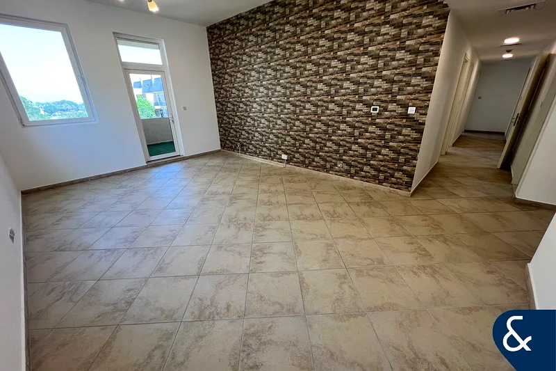 Renovated 3B + Maids | Vacant Now | Spacious63727861213697110
