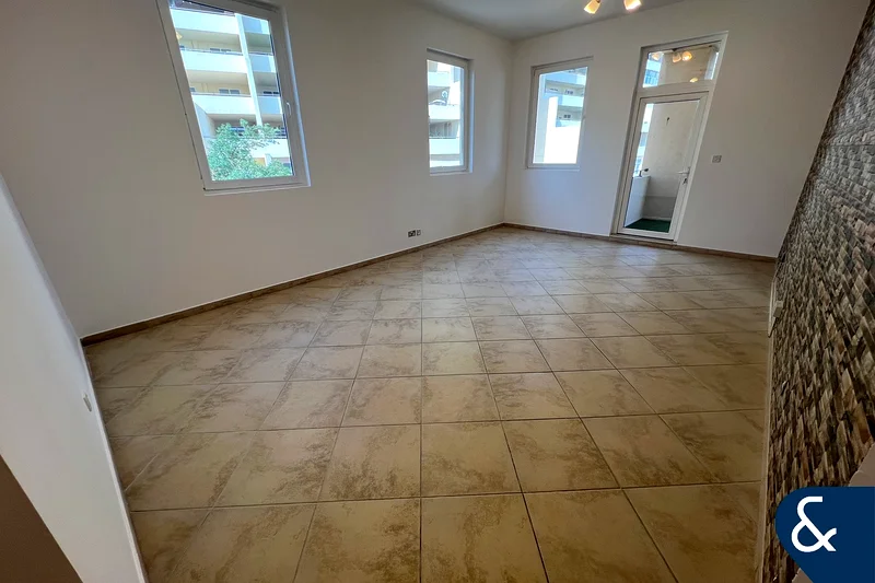 Renovated 3B + Maids | Vacant Now | Spacious63727861213697114