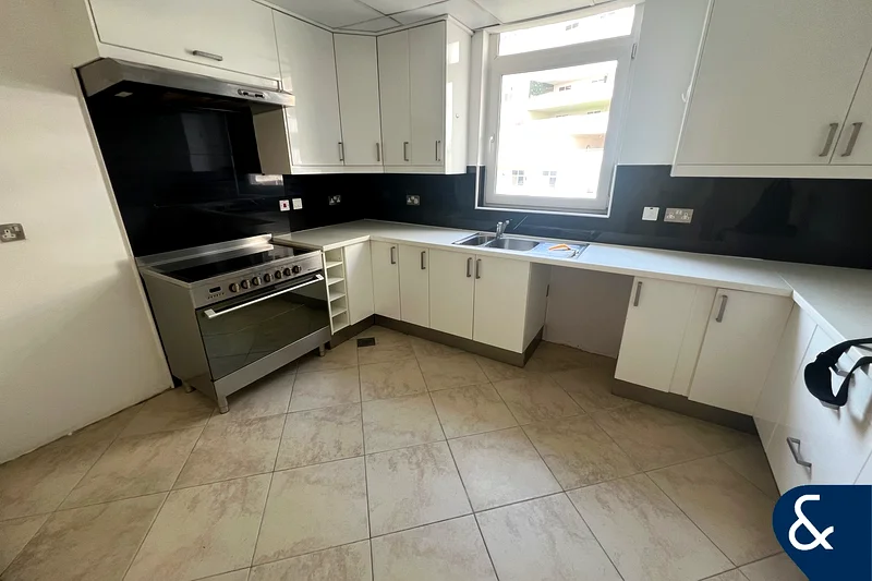 Renovated 3B + Maids | Vacant Now | Spacious63727861213697112