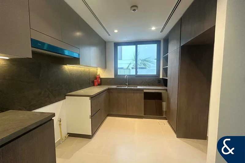 Single Row | Close to Pool & Park | Vacant63807175755778113