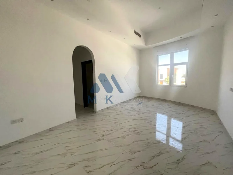 موقع متميز / 5 غرف نوم / غرفة خادمة وغرفة تخزين / جاهز للانتقال الفوري63727388577153114