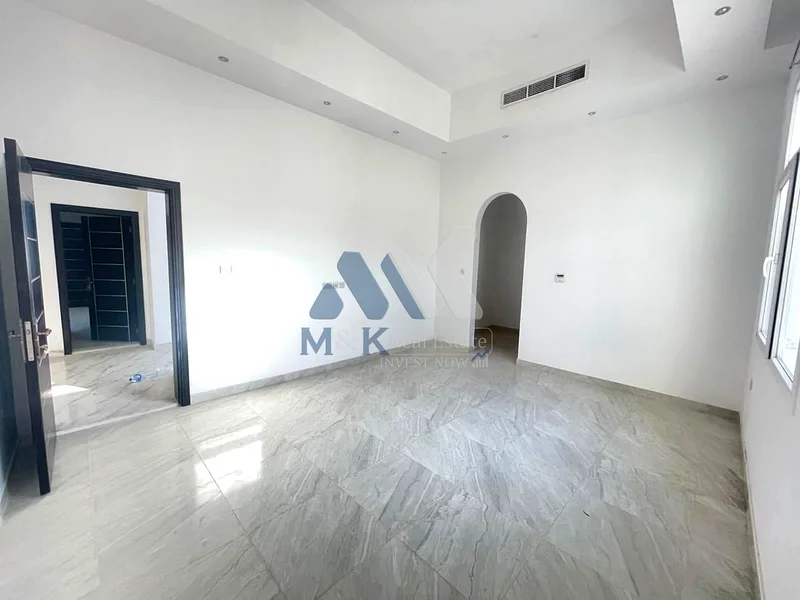 موقع متميز / 5 غرف نوم / غرفة خادمة وغرفة تخزين / جاهز للانتقال الفوري63727388577153112