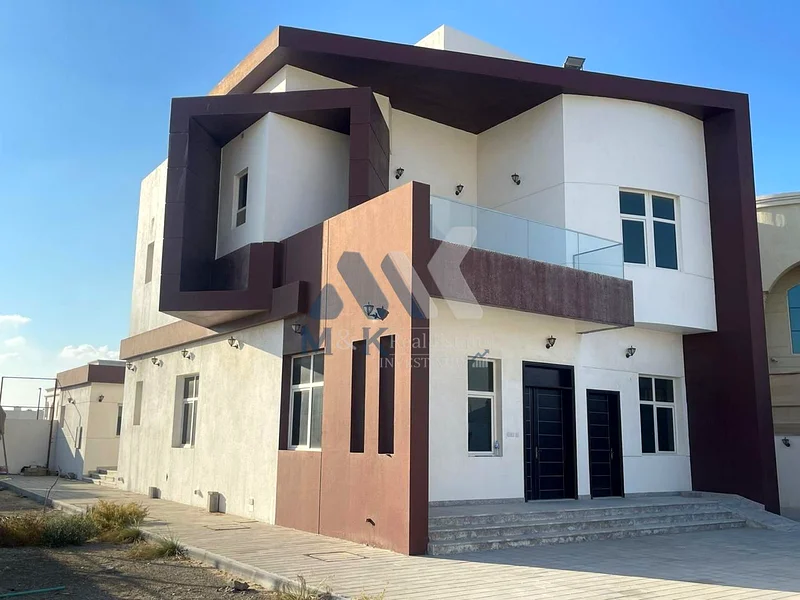 موقع متميز / 5 غرف نوم / غرفة خادمة وغرفة تخزين / جاهز للانتقال الفوري63727388577153110