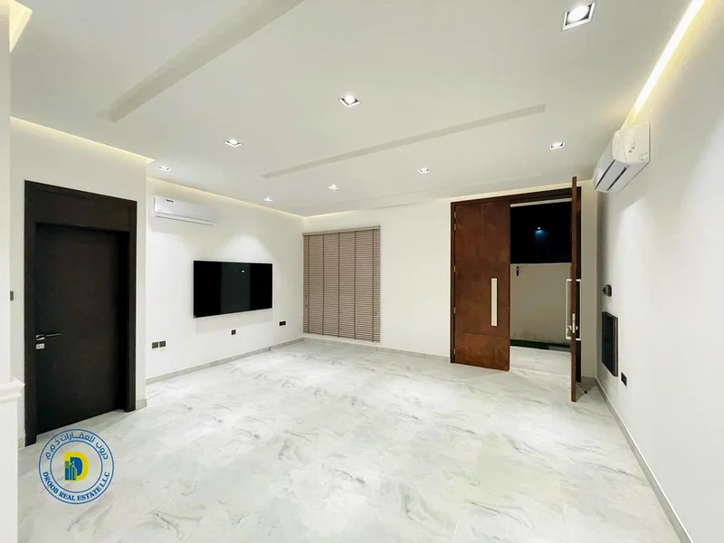 فيلا ركنية حديثة مكونة من 5 غرف للبيع. السعر يشمل الماء والكهرباء وتكييف الهواء.63874581567107114