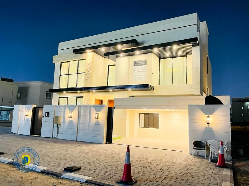 فيلا ركنية حديثة مكونة من 5 غرف للبيع. السعر يشمل الماء والكهرباء وتكييف الهواء.63874581567107111