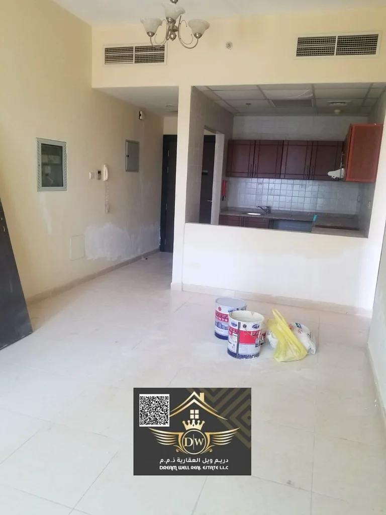 شقة مكونة من غرفتين نوم مع موقف سيارات متاح للإيجار في مدينة الإمارات عجمان63715947609475110