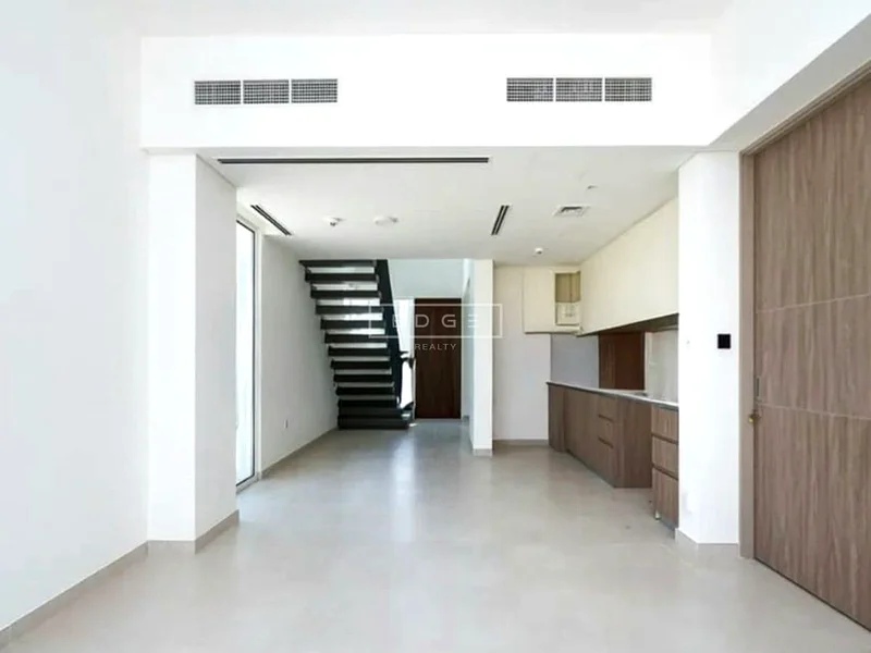 مشرق | تخطيط واسع | جديد بالكامل63732482094721110
