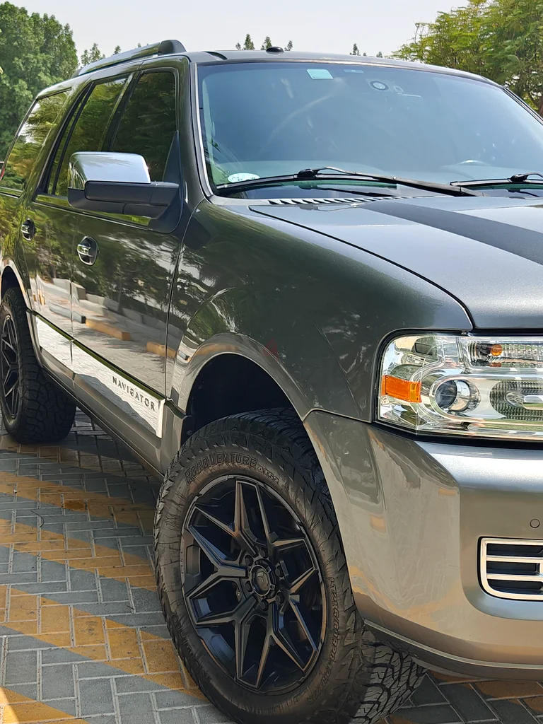 Beloved and well-maintained Lincoln Navigator with low mileage and service history available63699026425219112