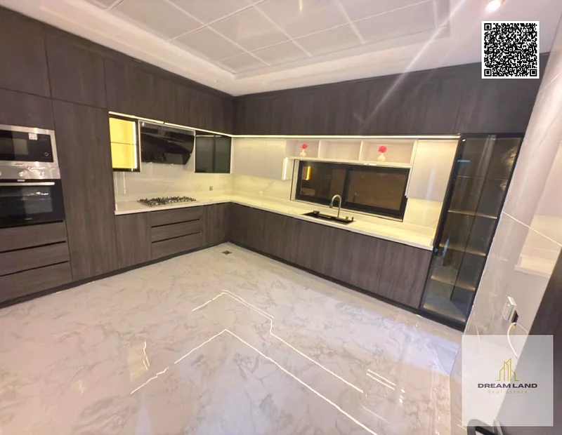 For sale, a modern villa with a stone facade, including registration fees, close to the mosque and services, with a swimming pool.63912467064834113