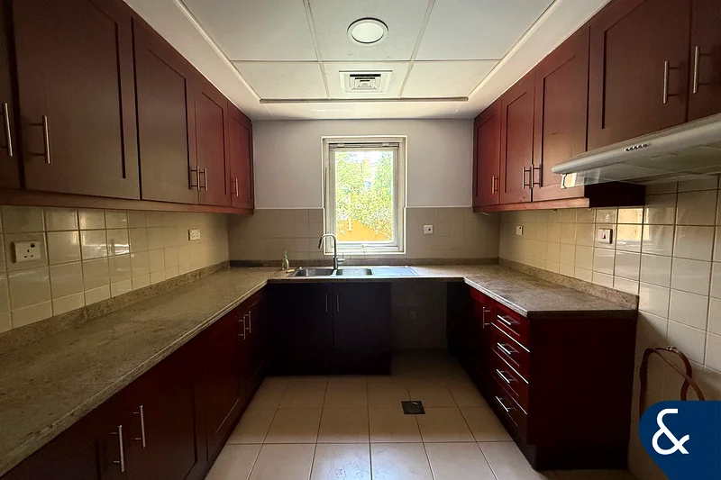 Vacant November | Single Row | Huge Plot63919565629185114