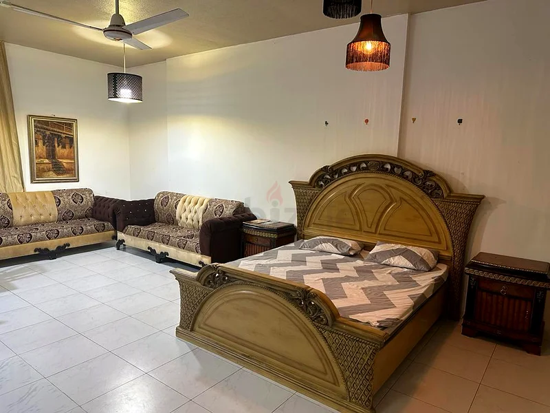 غرفة عائلية مؤثثة بالكامل مع حمام داخلي وشرفة جاهزة للسكن63796471943555110