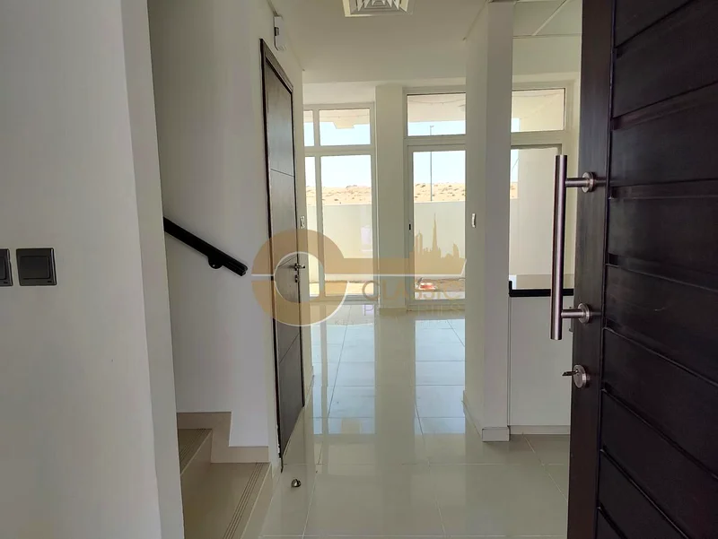 تاون هاوس أنيق مكون من 3 غرف نوم | صف واحد | شاغر63741152446850110