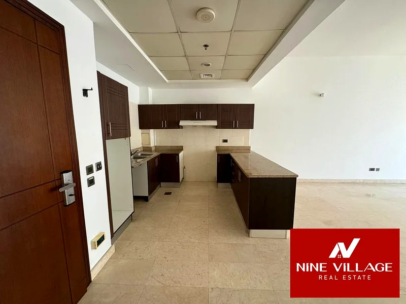 بلكونة كبيرة \شاغرة\قريبة من مول الإمارات63916247603970112