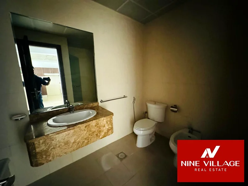 بلكونة كبيرة \شاغرة\قريبة من مول الإمارات63916247603970114