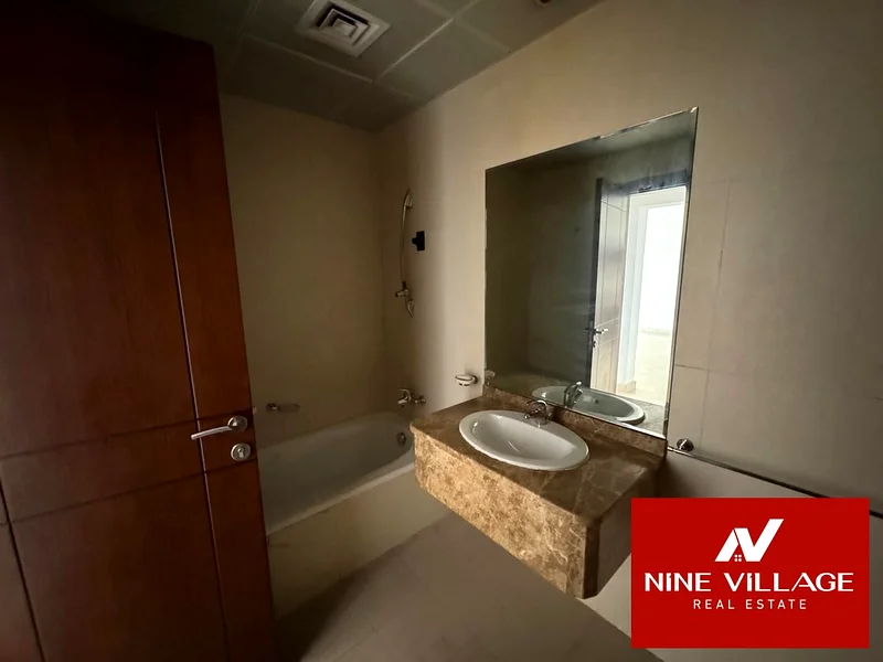بلكونة كبيرة \شاغرة\قريبة من مول الإمارات63916247603970113