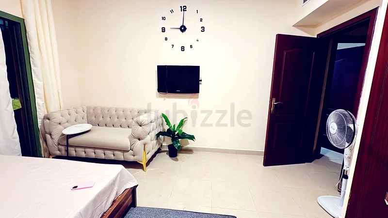 غرفة فاخرة للإيجار مع شرفة للأزواج أو العزاب في الشارقة النهدة من 1 أكتوبر63796367283075111