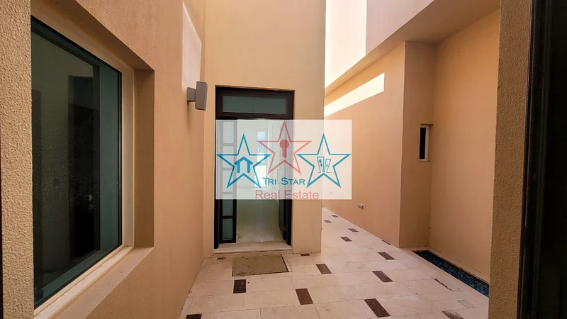 فيلا واسعة من 4 غرف نوم مع خادمة وحديقة كبيرة63724415513986114