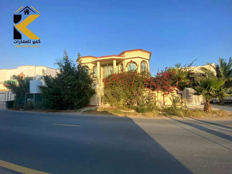 فيلا فاخرة للبيع بتصميم واسع، خمس غرف نوم، مجلس، صالة معيشة، غرفة خادمة ووحدة خارجية توفر الخصوصية والأناقة63869923836291113