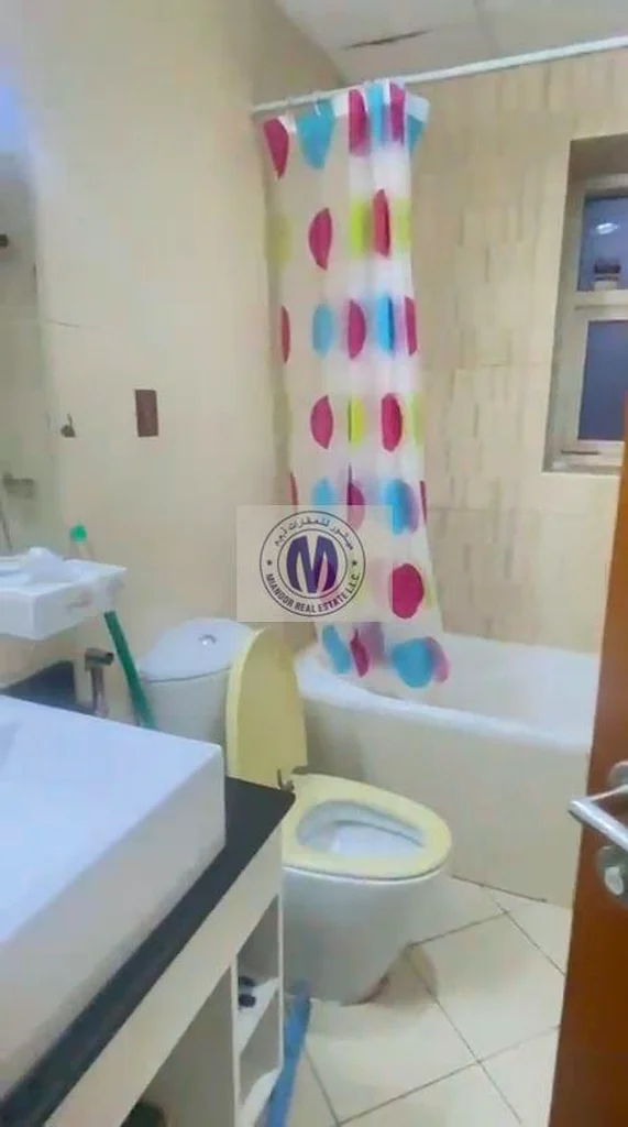 شقة مفروشة مكونة من غرفتين نوم متاحة للإيجار في برج عجمان وان مع موقف سيارات.63708147460353112