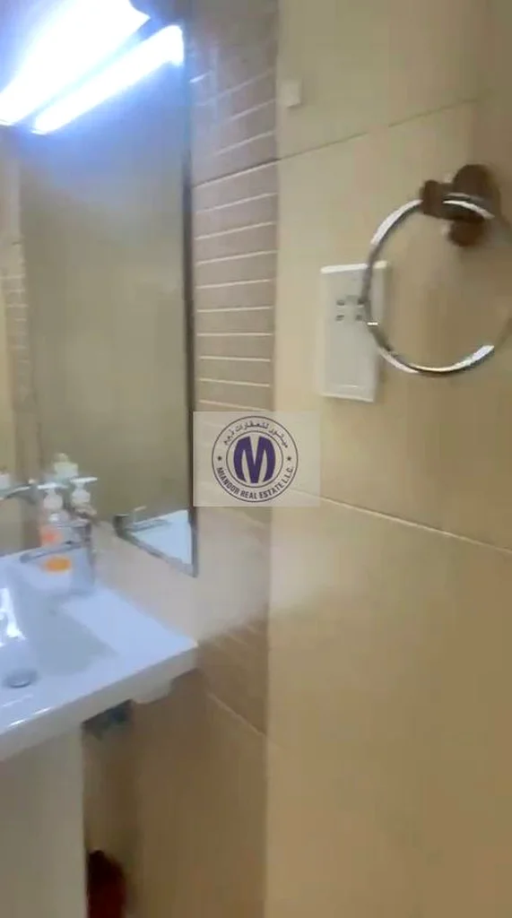 شقة مفروشة مكونة من غرفتين نوم متاحة للإيجار في برج عجمان وان مع موقف سيارات.63708147460353114