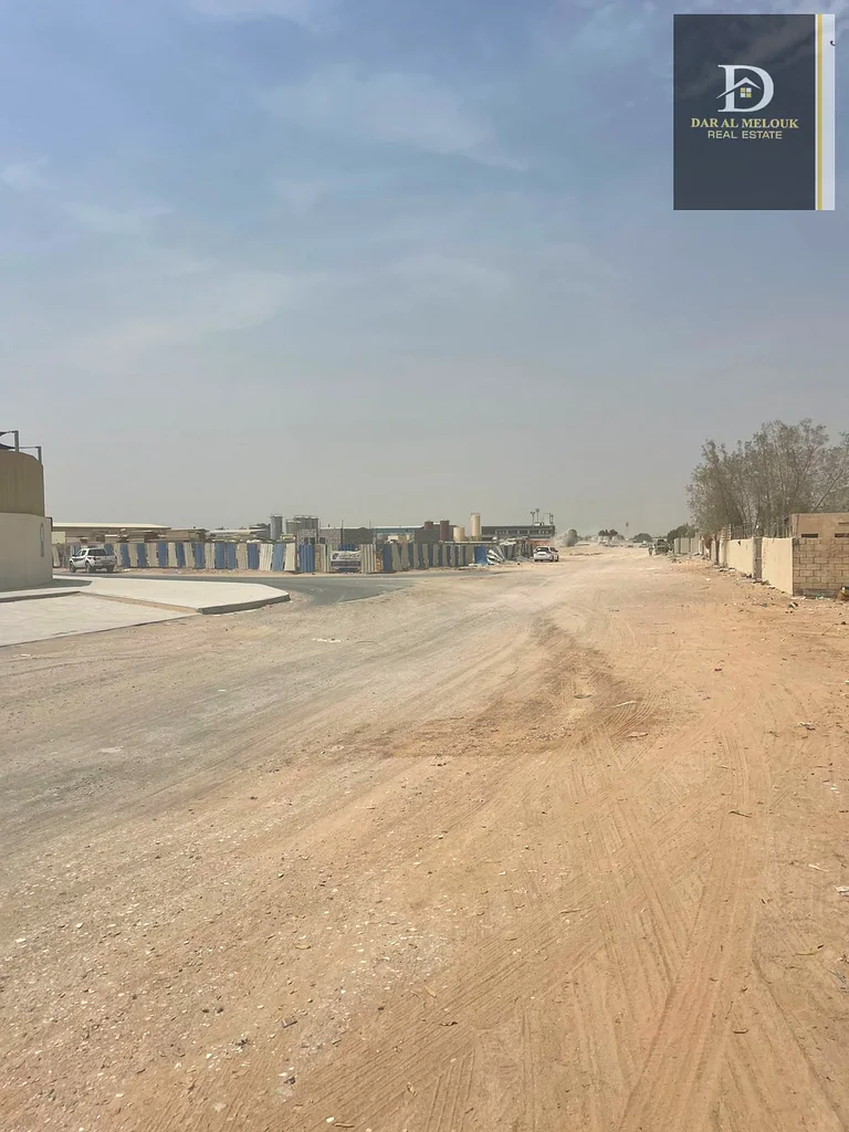 للبيع في الشارقة، منطقة السجا الصناعية أرض مغلقة بمساحة 20,000 قدم مربع على طريق عرضه 24 متراً63820386583170111