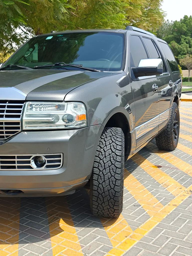 Beloved and well-maintained Lincoln Navigator with low mileage and service history available63699026425219110