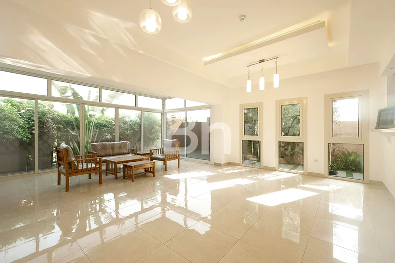 Prime Location | Close to Amenities | Vacant63727973602818113