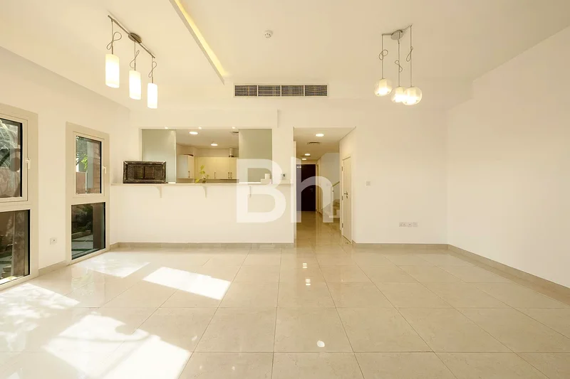Prime Location | Close to Amenities | Vacant63727973602818112