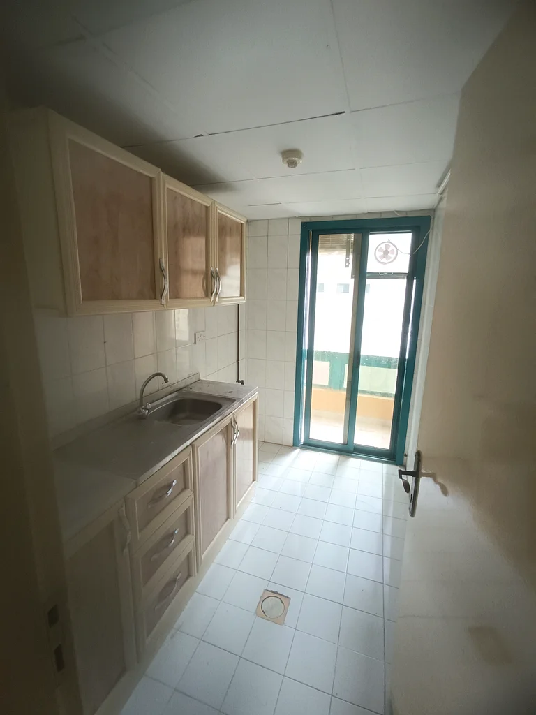 Monthly studio available only in 2600 for family biluding close 2 Dubai exit call Sheikh63816673250691112