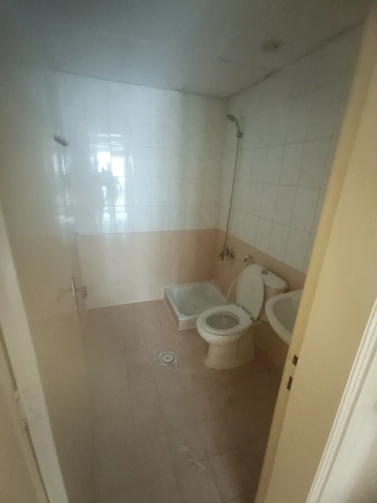 Monthly studio available only in 2600 for family biluding close 2 Dubai exit call Sheikh63816673250691113