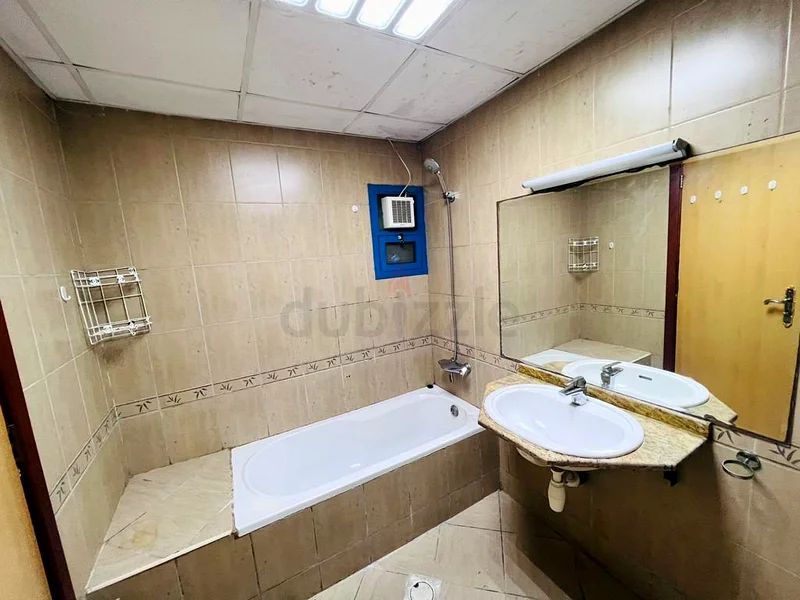 غرفة عائلية مؤثثة بالكامل مع حمام داخلي وشرفة جاهزة للسكن63796471943555114