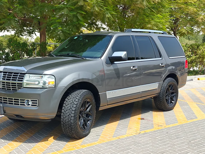Beloved and well-maintained Lincoln Navigator with low mileage and service history available63699026425219111
