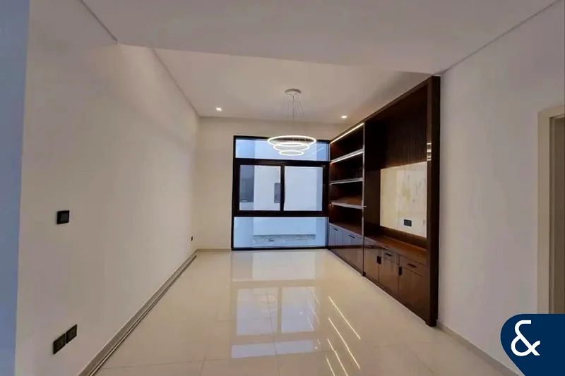 فيلا فاخرة | مُحدَّثة | 5 غرف نوم + خادمة63738296974211113