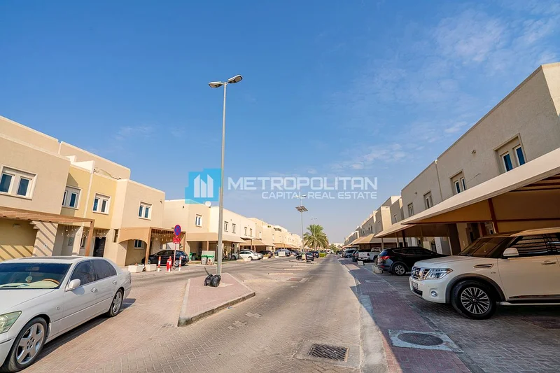 فيلا بصف واحد | 3 غرف نوم + غرفة خادمة | شرفة | حديقة خاصة63840017871747112