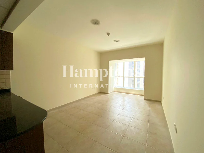 طابق عالي | غير مفروش | واسع | شاغر63777132040449114