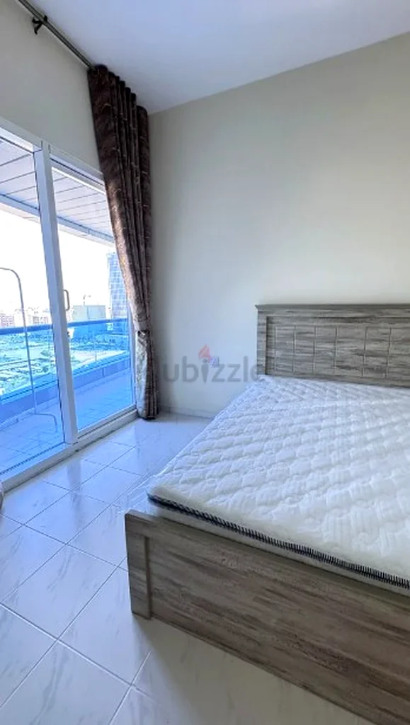 غرفة واسعة للإيجار في موقع متميز مع شرفة63797699432963114