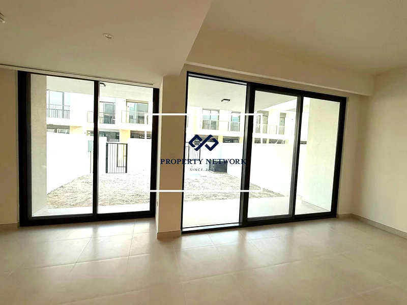 شقة جديدة مكونة من 3 غرف نوم + غرفة خادمة | تخطيط واسع63737272657409112