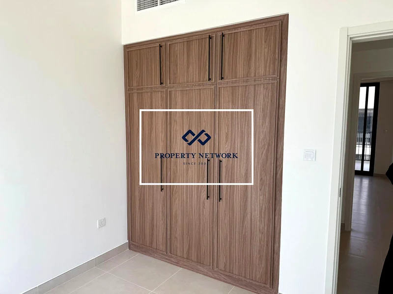 شقة جديدة مكونة من 3 غرف نوم + غرفة خادمة | تخطيط واسع63737272657409114