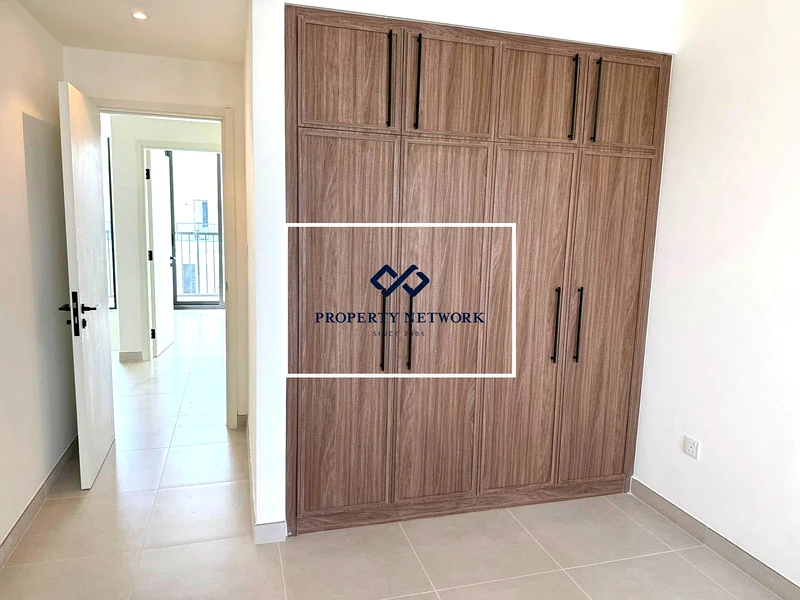 شقة جديدة مكونة من 3 غرف نوم + غرفة خادمة | تخطيط واسع63737272657409113