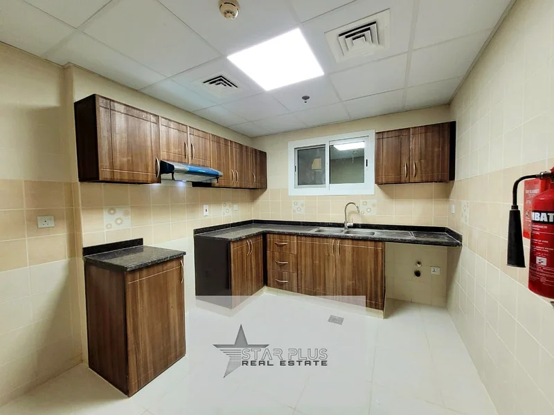 شقة 2 غرفة نوم بالقرب من المخرج مع مسبح ووقوف للسيارات.63730149703426113