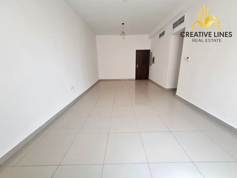 شقة واسعة جداً مكونة من 3 غرف نوم متاحة للعائلة بالقرب من موقف حافلات RTA63755611243650112