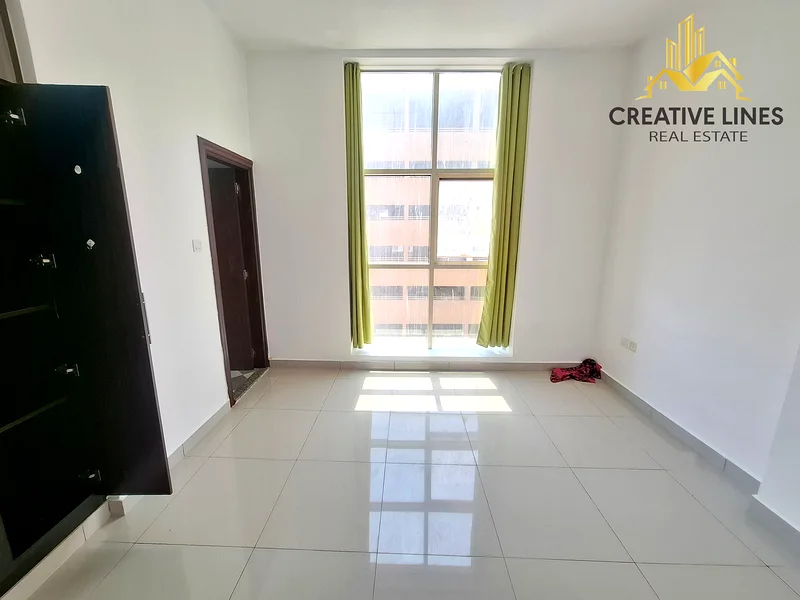 شقة واسعة جداً مكونة من 3 غرف نوم متاحة للعائلة بالقرب من موقف حافلات RTA63755611243650114