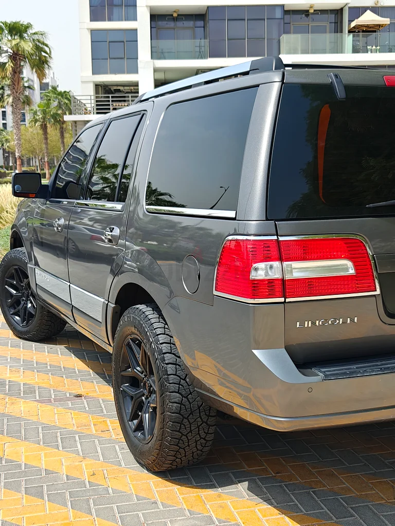 Beloved and well-maintained Lincoln Navigator with low mileage and service history available63699026425219113
