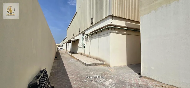 تُؤجَر مستودع كبير في المنطقة الصناعية الحديثة في أم القيوين63816451808385112