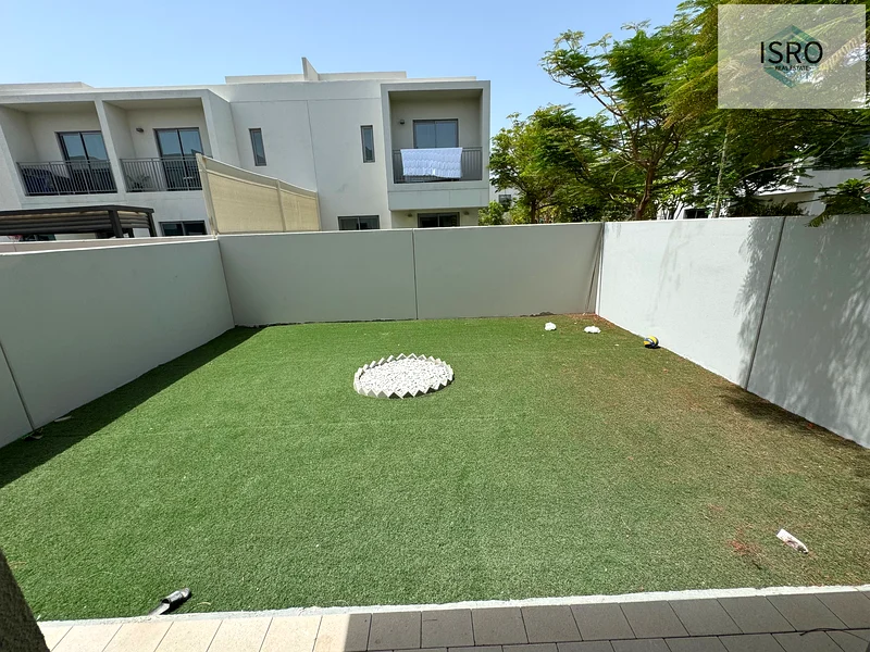 حديقة كبيرة || شقة من 3 غرف نوم مع 4 حمامات وغرفة خادمة || 150 ألف درهم دفعتين63705117524481111