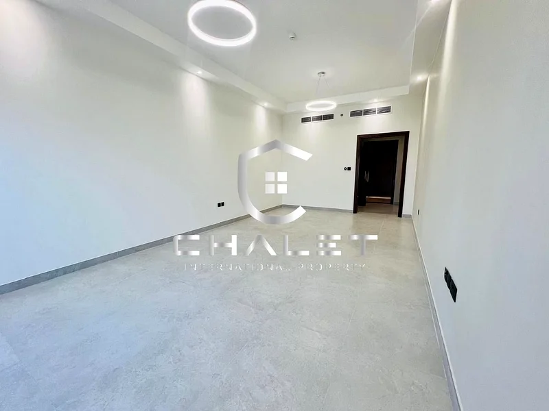 غرفة خادمة | تخطيط واسع | بالقرب من المترو | شاغرة63763098221698111