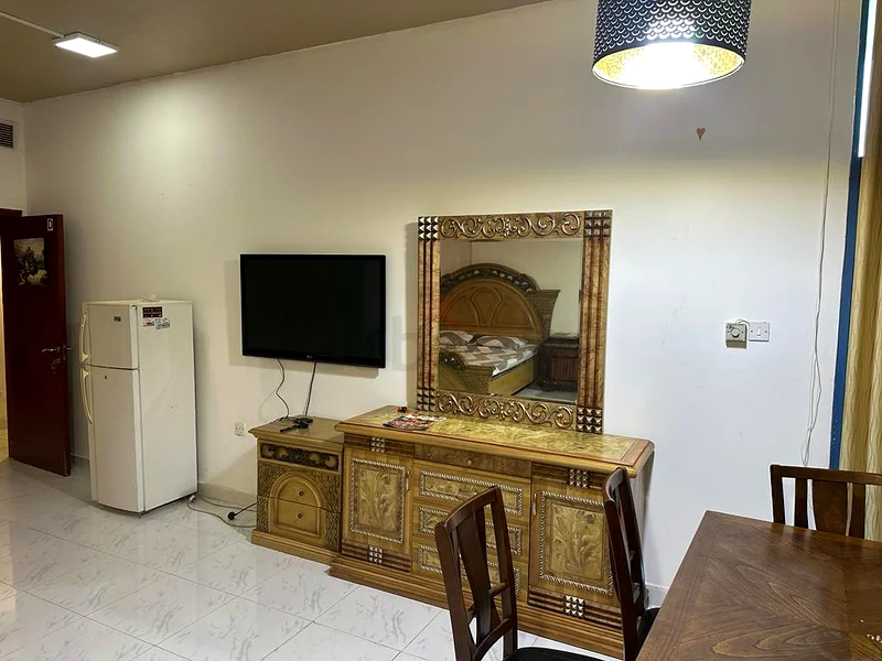 غرفة عائلية مؤثثة بالكامل مع حمام داخلي وشرفة جاهزة للسكن63796471943555113
