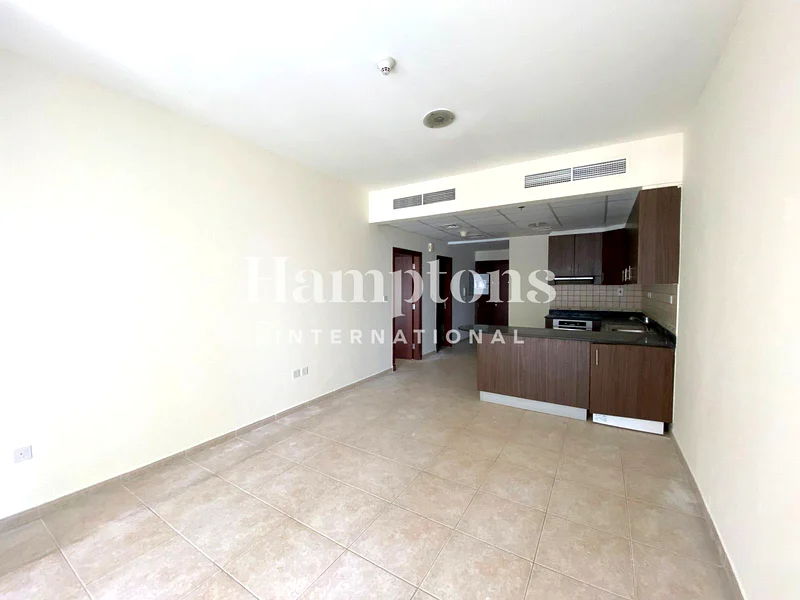 طابق عالي | غير مفروش | واسع | شاغر63777132040449110