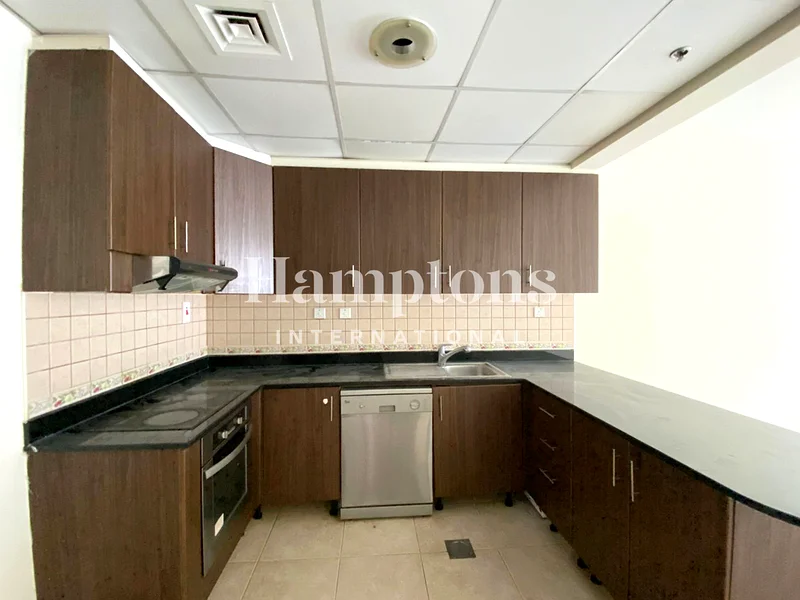 طابق عالي | غير مفروش | واسع | شاغر63777132040449112